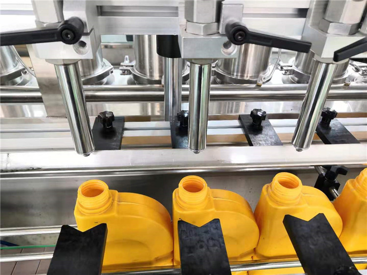 潤(rùn)滑油灌裝機(jī).jpg 潤(rùn)滑油灌裝機(jī).jpg